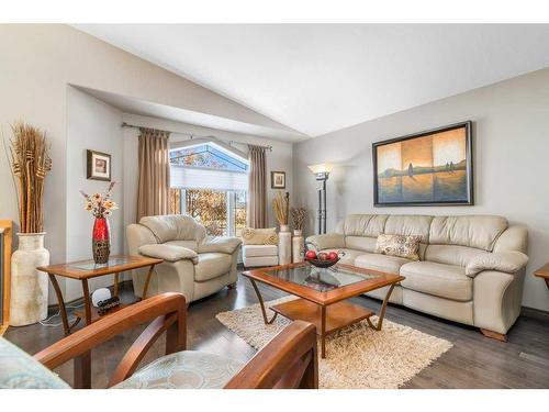 51 Sunrise Circle Sw, Medicine Hat, AB - Indoor Photo Showing Living Room