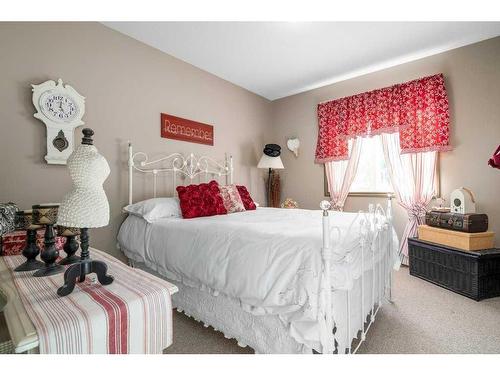 51 Sunrise Circle Sw, Medicine Hat, AB - Indoor Photo Showing Bedroom