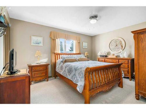 51 Sunrise Circle Sw, Medicine Hat, AB - Indoor Photo Showing Bedroom