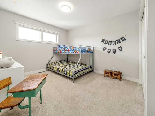 87 Tudor Crescent South, Lethbridge, AB - Indoor Photo Showing Bedroom