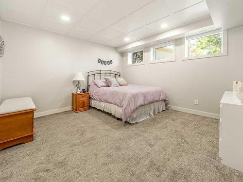 87 Tudor Crescent South, Lethbridge, AB - Indoor Photo Showing Bedroom