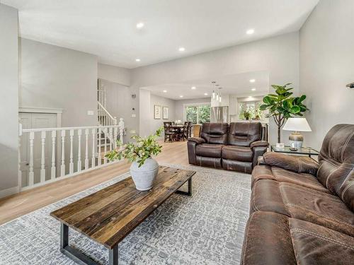 87 Tudor Crescent South, Lethbridge, AB - Indoor Photo Showing Living Room