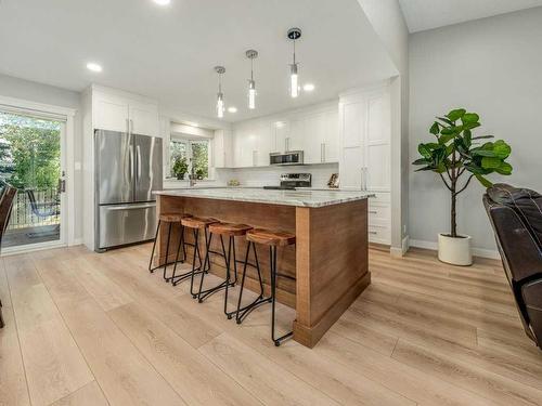 87 Tudor Crescent South, Lethbridge, AB - Indoor Photo Showing Kitchen With Upgraded Kitchen