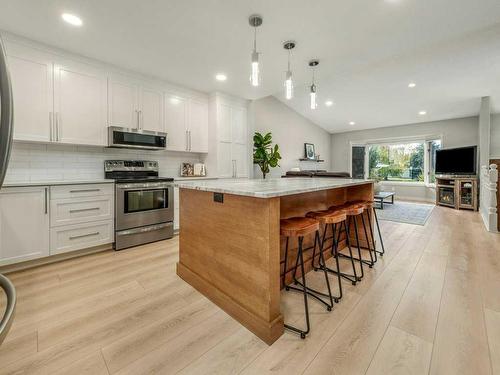 87 Tudor Crescent South, Lethbridge, AB - Indoor Photo Showing Kitchen With Upgraded Kitchen