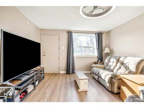 1267 9 Avenue North, Lethbridge, AB - Indoor Photo Showing Living Room