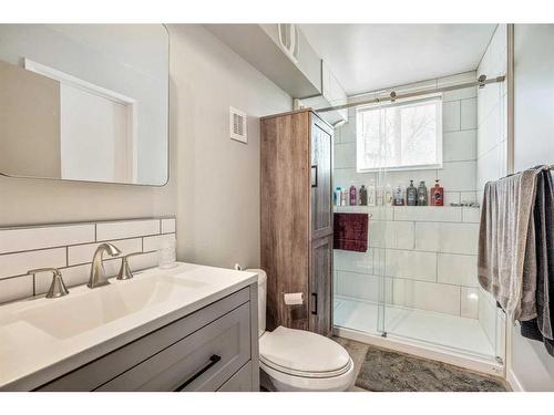 1267 9 Avenue North, Lethbridge, AB - Indoor Photo Showing Bathroom