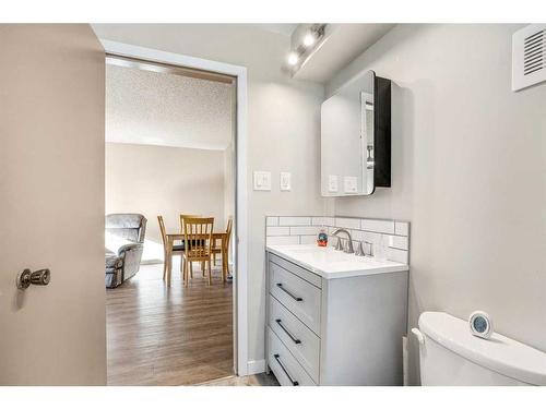 1267 9 Avenue North, Lethbridge, AB - Indoor Photo Showing Bathroom