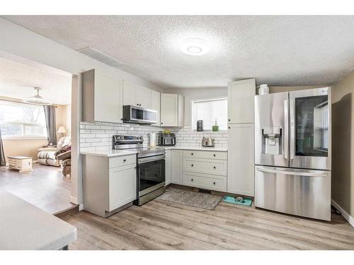 1267 9 Avenue North, Lethbridge, AB - Indoor Photo Showing Kitchen With Upgraded Kitchen