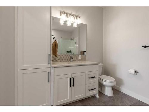 4-10 Riverford Close West, Lethbridge, AB - Indoor Photo Showing Bathroom