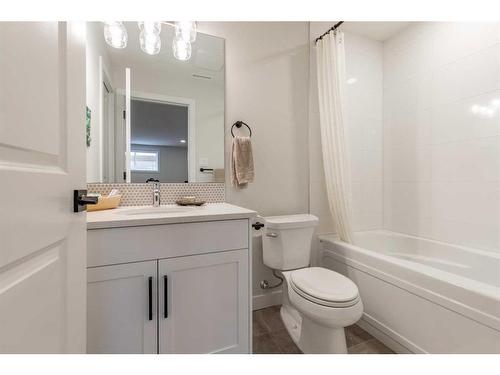 4-10 Riverford Close West, Lethbridge, AB - Indoor Photo Showing Bathroom