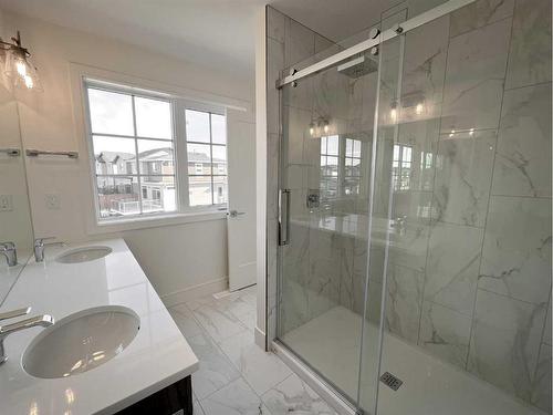 10 Goldenrod Place West, Lethbridge, AB - Indoor Photo Showing Bathroom