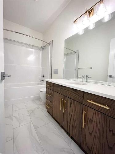 10 Goldenrod Place West, Lethbridge, AB - Indoor Photo Showing Bathroom