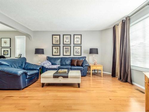 131 Squamish Court West, Lethbridge, AB - Indoor Photo Showing Living Room