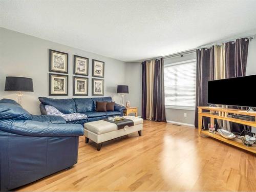 131 Squamish Court West, Lethbridge, AB - Indoor Photo Showing Living Room