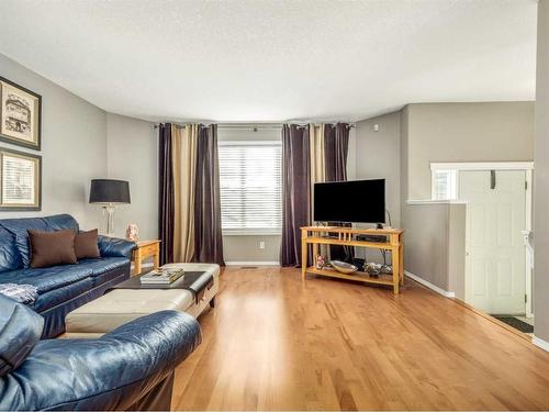 131 Squamish Court West, Lethbridge, AB - Indoor Photo Showing Living Room