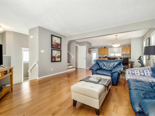 131 Squamish Court West, Lethbridge, AB - Indoor Photo Showing Living Room