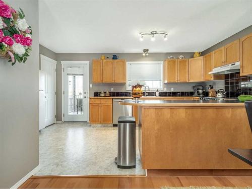 131 Squamish Court West, Lethbridge, AB - Indoor Photo Showing Kitchen