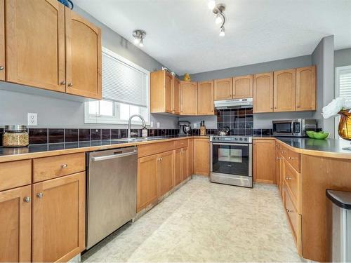 131 Squamish Court West, Lethbridge, AB - Indoor Photo Showing Kitchen