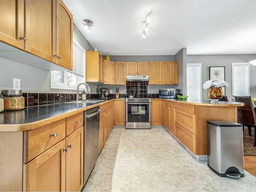 131 Squamish Court West, Lethbridge, AB - Indoor Photo Showing Kitchen