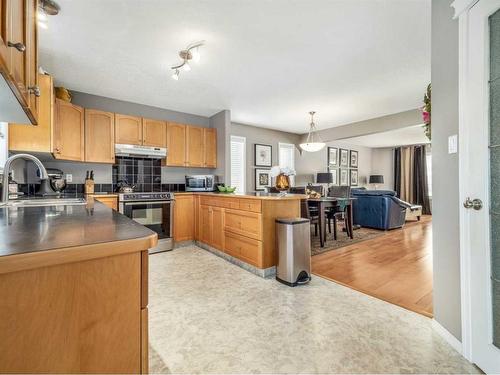 131 Squamish Court West, Lethbridge, AB - Indoor Photo Showing Kitchen