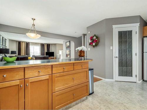 131 Squamish Court West, Lethbridge, AB - Indoor Photo Showing Kitchen