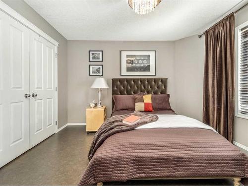 131 Squamish Court West, Lethbridge, AB - Indoor Photo Showing Bedroom