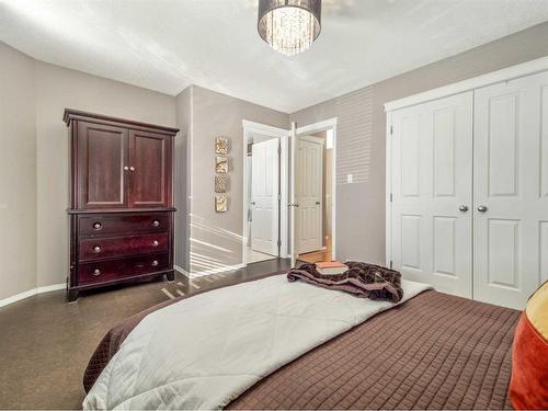 131 Squamish Court West, Lethbridge, AB - Indoor Photo Showing Bedroom