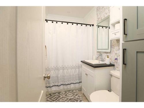 4808 51 Avenue, Taber, AB - Indoor Photo Showing Bathroom