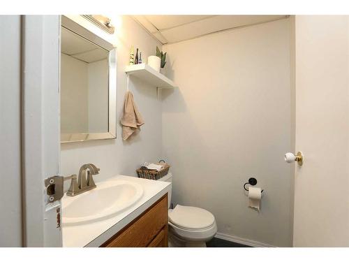 4808 51 Avenue, Taber, AB - Indoor Photo Showing Bathroom