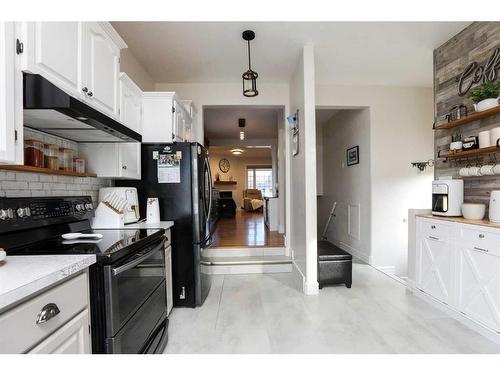 4808 51 Avenue, Taber, AB - Indoor Photo Showing Kitchen