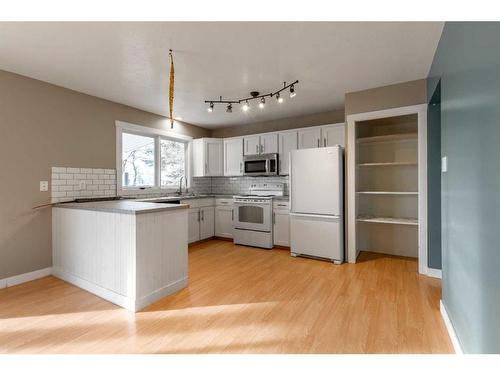 120 16 Street, Fort Macleod, AB - Indoor Photo Showing Kitchen