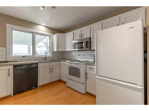 120 16 Street, Fort Macleod, AB - Indoor Photo Showing Kitchen With Double Sink