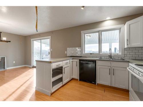 120 16 Street, Fort Macleod, AB - Indoor Photo Showing Kitchen With Double Sink