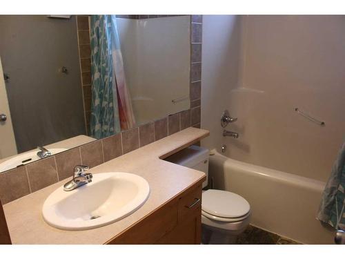 152 Blackfoot Circle West, Lethbridge, AB - Indoor Photo Showing Bathroom