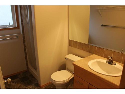 152 Blackfoot Circle West, Lethbridge, AB - Indoor Photo Showing Bathroom