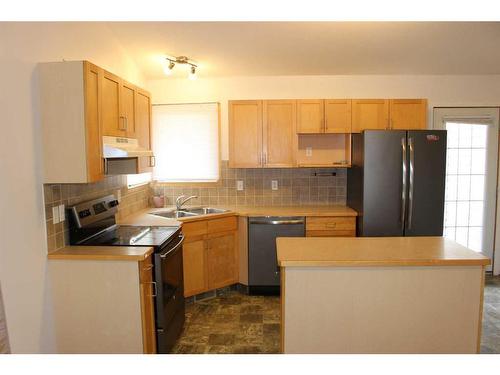 152 Blackfoot Circle West, Lethbridge, AB - Indoor Photo Showing Kitchen With Double Sink