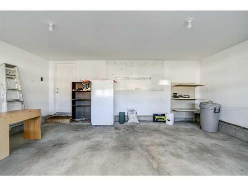 90 Coalbanks Gate West, Lethbridge, AB - Indoor Photo Showing Garage