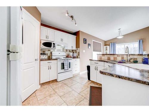 90 Coalbanks Gate West, Lethbridge, AB - Indoor Photo Showing Kitchen