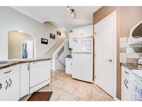 90 Coalbanks Gate West, Lethbridge, AB - Indoor Photo Showing Kitchen