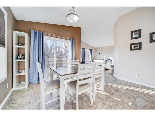 90 Coalbanks Gate West, Lethbridge, AB - Indoor Photo Showing Dining Room