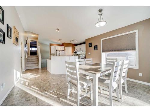 90 Coalbanks Gate West, Lethbridge, AB - Indoor Photo Showing Dining Room