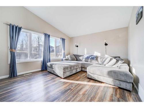 90 Coalbanks Gate West, Lethbridge, AB - Indoor Photo Showing Bedroom