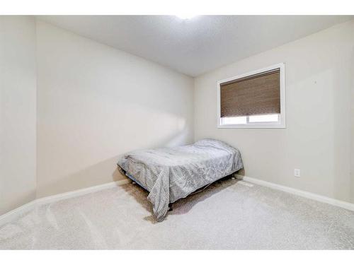 90 Coalbanks Gate West, Lethbridge, AB - Indoor Photo Showing Bedroom