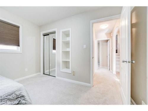 90 Coalbanks Gate West, Lethbridge, AB - Indoor Photo Showing Bedroom