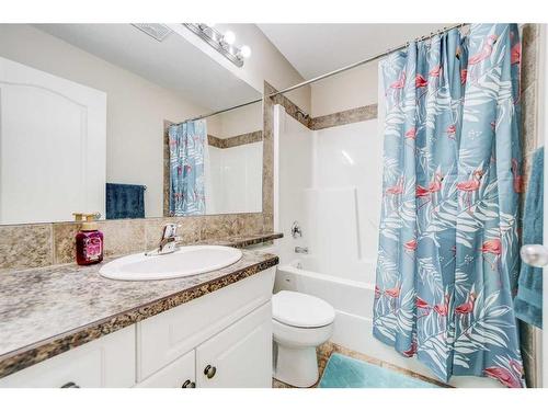 90 Coalbanks Gate West, Lethbridge, AB - Indoor Photo Showing Bathroom