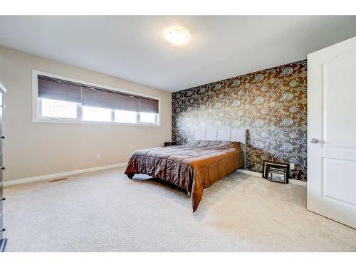 90 Coalbanks Gate West, Lethbridge, AB - Indoor Photo Showing Bedroom