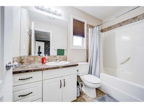 90 Coalbanks Gate West, Lethbridge, AB - Indoor Photo Showing Bathroom