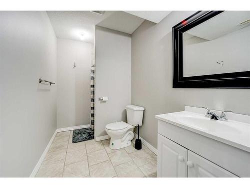 90 Coalbanks Gate West, Lethbridge, AB - Indoor Photo Showing Bathroom