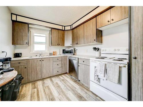 1208 41 Avenue North, Lethbridge, AB - Indoor Photo Showing Kitchen