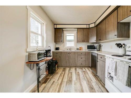 1208 41 Avenue North, Lethbridge, AB - Indoor Photo Showing Kitchen